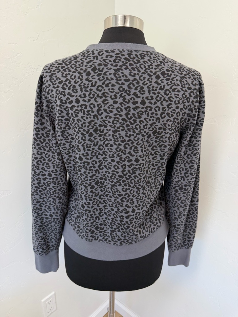 Rails Marcie Cheetah Print Grey Cotton Blend
Sweatshirt and Jogger Set Size M - Picture 8 of 17